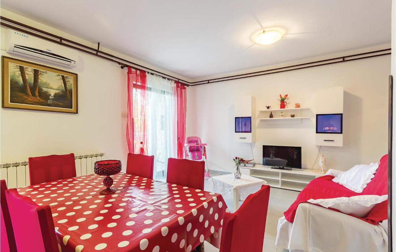 3 Bedroom Beautiful Apartment In Medulin Bagian luar foto