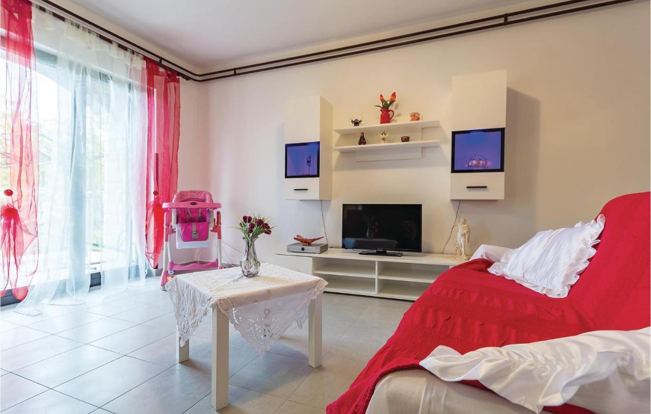 3 Bedroom Beautiful Apartment In Medulin Bagian luar foto